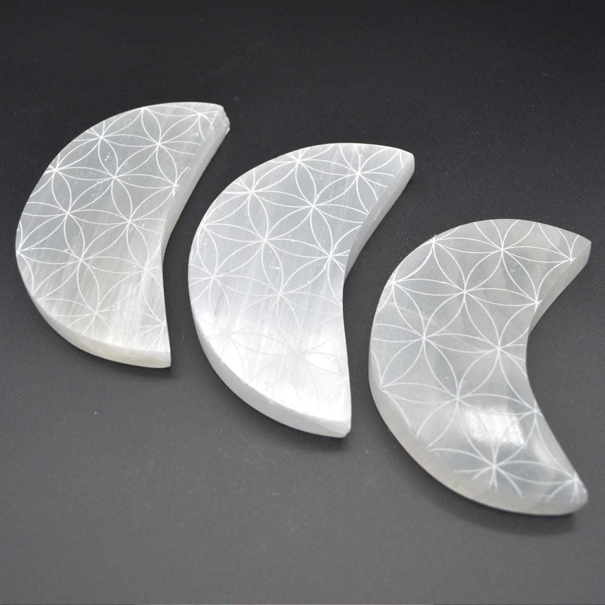 Selenite Moon Charging Plate with Engraved Flower Grid - 12cm - 1 Count